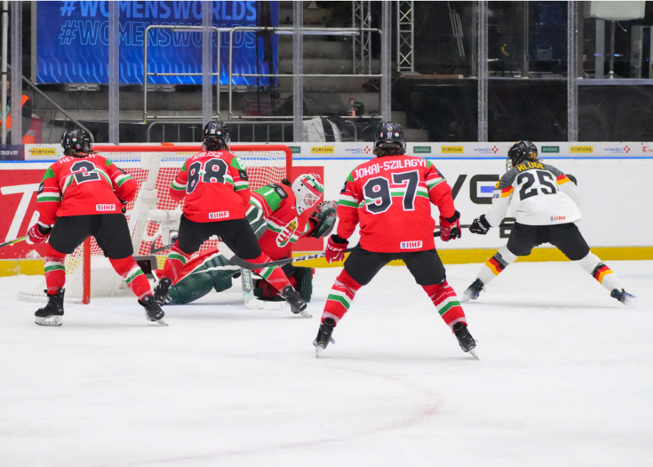 Laura Kluge scoring