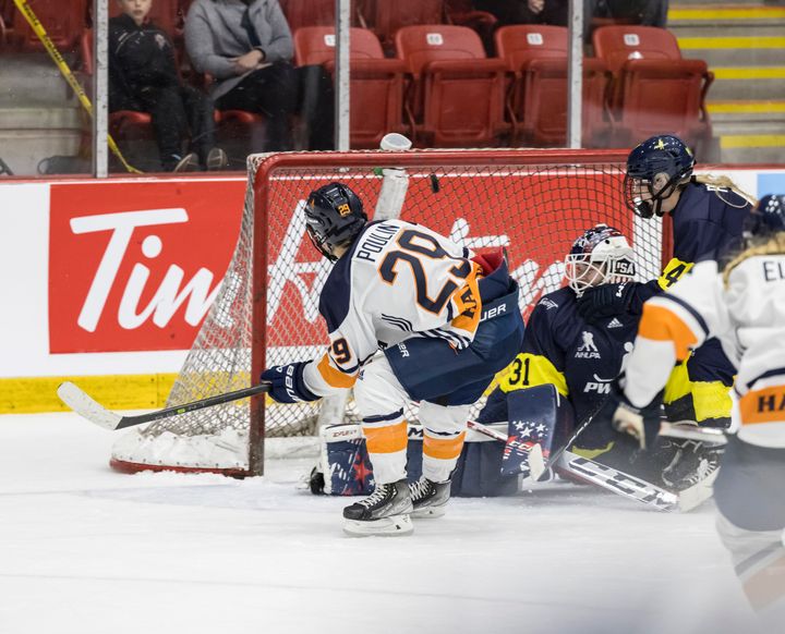 Marie-Philip Poulin scores