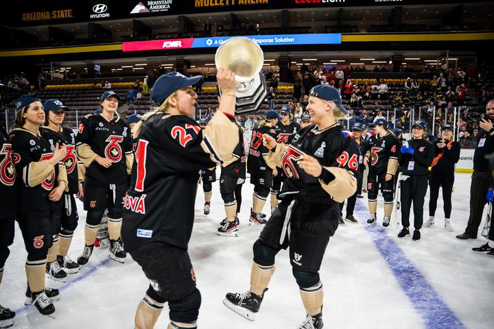 TEREZA VANIŠOVÁ HANDS THE ISOBEL CUP TO DOMINIKA LÁSKOVÁ