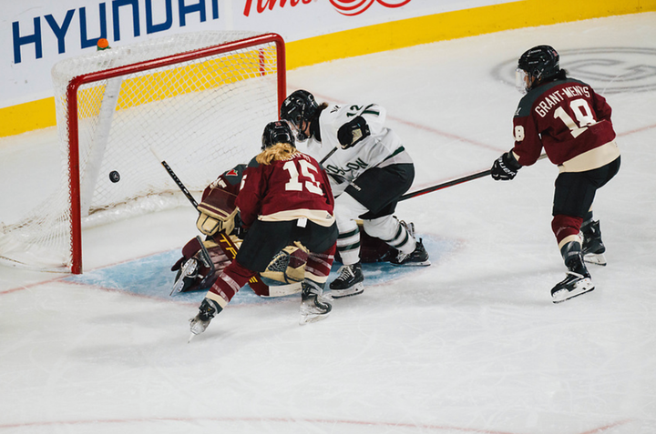 Wenczkowski powers the puck past Desbiens from the top of the crease. Two Montréal defenders are nearby.